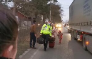 Bravo! Și polițiștii s-au alăturat populației care îi întâmpină pe cei care fug din calea războiului!