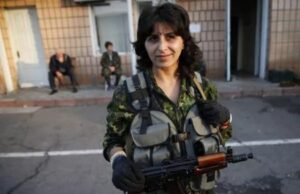 Femeile soldat din Ucraina țin piept atacurilor armatei ruse și luptă cot la cot cu bărbații