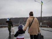 „Am fost nevoită să-mi părăsesc părinţii”. Durere fără margini pentu o femeie, silită să-şi lase în spate familia în fuga din calea războiului