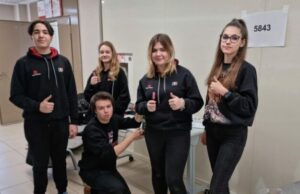 Elevii aflați la un concurs de robotică în Rusia, obligați să-și dea jos steagul României de pe stand!