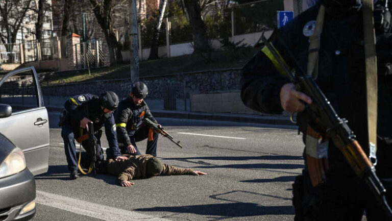 Zelenski eliberează deținuți pentru a lupta cu rușii. „Îşi vor putea ispăşi pedepsele în locurile cele mai periculoase ale războiului”