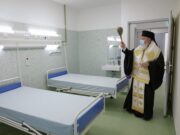 Un bărbat din Craşna, judeţul Vaslui, tată al unui băiat în vârstă de 13 ani, decedat de leucemie, a cerut ajutorul preotului din sat pentru a-l înmormânta pe bietul copil