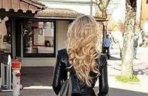 O tânără văduvă venea săptămânal la mormântul soţului său pentru a uda florile. Un tânăr care o urmărea de mult timp îi spune..–>>