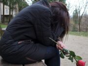 Tânăr aruncat pe geam de părinţii iubitei, după ce a fost prins în flagrant în dormitorul fetei