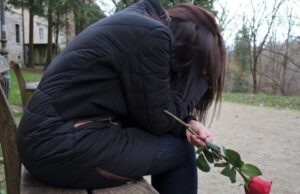 Tânăr aruncat pe geam de părinţii iubitei, după ce a fost prins în flagrant în dormitorul fetei