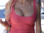 A ieşit pe stradă în cea mai scurtă şi mulată rochie existentă! Toată lumea i-a privit silicoanele „obosite” şi picioarele ofilite– >>