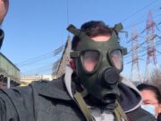 Proteste cu măşti de gaze în faţa unei uzine care poluează în Craiova: „Suntem otrăviţi zilnic”