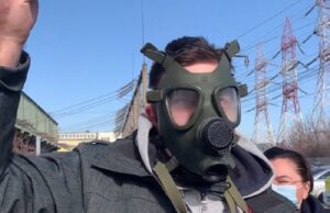 Proteste cu măşti de gaze în faţa unei uzine care poluează în Craiova: „Suntem otrăviţi zilnic”