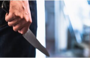 O femeie din Giurgiu, înjunghiată în gât de către soţul său. Bărbatul a dat apoi foc casei