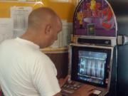 A jefuit un bărbat pentru a putea juca la păcănele! A fost urmărit de ghinion și a pierdut toți banii! Acum, ieșeanul s-a ales și cu o condamnare din partea judecătorilor!