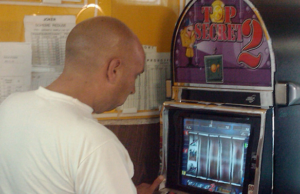 A jefuit un bărbat pentru a putea juca la păcănele! A fost urmărit de ghinion și a pierdut toți banii! Acum, ieșeanul s-a ales și cu o condamnare din partea judecătorilor!