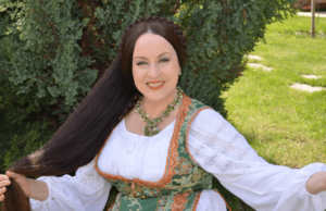 Maria Dragomiroiu, agresată și târâtă de păr în plină stradă! „Mi-a dat un pumn în cap, în lift!”