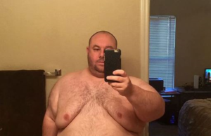 A ajuns la 184 de kilograme, soţia l-a părăsit şi nimeni nu voia să facă întrețină relații intime cu el. Bărbatul s-a transformat total şi a uimit întreaga planetă. Aşa arată acum –