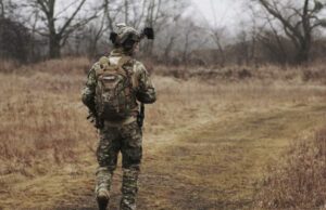 Femeie din Ucraina, agresată sexual de un militar rus, în fața copilului ei. Soldatul i-a ucis soțul înainte