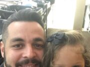 Un bărbat rămas văduv s-a îmbrăcat în femeie ca să-i facă pe plac fiicei sale la școală