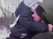 Imaginea durerii. Copilul în lacrimi care nu își lasă tatăl să plece la război