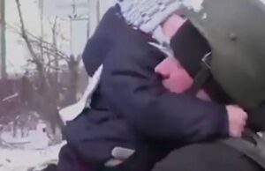 Imaginea durerii. Copilul în lacrimi care nu își lasă tatăl să plece la război