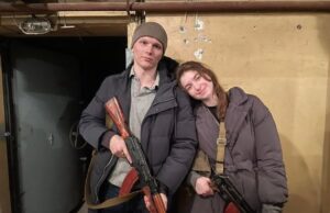 Doi tineri ucraineni s-au căsătorit în ziua invaziei ruse iar luna de miere și-o petrec luptând în război