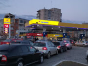 Cozi de sute de metri la benzinării. Sute de șoferi merg să alimenteze