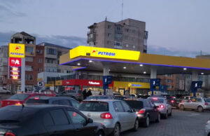 Cozi de sute de metri la benzinării. Sute de șoferi merg să alimenteze