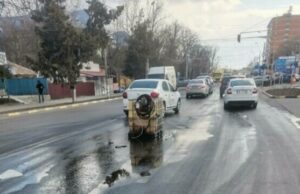 Un gălățean a cumpărat 1.000 de litri de motorină într-un container de plastic care s-a răsturnat pe şosea