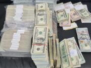 Polițiștii de frontieră au descoperit peste 1,6 milioane de dolari în mașina unor refugiați ucraineni. Asta nu e tot! Ce obiecte de lux au mai fost găsite în autoturismul respectiv >>>