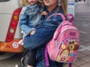 La 23 de ani i-a murit copilul abia născut, iar la scurt timp a divorțat. La 27 de ani a aflat că are cancer. La 33 de ani a aflat că tatăl care a crescut-o nu este tatăl ei adevărat Dar nu s-a dat bătută, iar la 40 de ani ține în brațe un copil perfect. E o mare vedetă și toți românii o iubesc –»