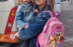 La 23 de ani i-a murit copilul abia născut, iar la scurt timp a divorțat. La 27 de ani a aflat că are cancer. La 33 de ani a aflat că tatăl care a crescut-o nu este tatăl ei adevărat Dar nu s-a dat bătută, iar la 40 de ani ține în brațe un copil perfect. E o mare vedetă și toți românii o iubesc –»