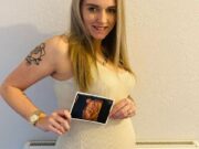 Graviduța din imagine a mers să își facă o ecografie. Când a văzut imaginea care a apărut pe ecran cu bebelușul, medicul ginecolog și-a făcut cruce, după care a izbucnit în râs. Așa ceva se întâmplă o dată la un miliard de cazuri