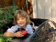 E frumușel tare și e doar o mână de om. Tatăl lui e unul dintre cei mai iubiți artiști de la noi.Cum i-a salvat viața fiului său