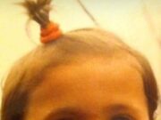 O recunoști? Acum este una dintre cele mai frumoase vedete din România, are trei copii superbi și o cunoaște toată lumea. Pe atunci era un bebeluș adorabil și nimeni nu bănuia că va ajunge o cântăreață de succes –»