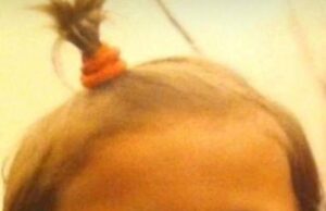 O recunoști? Acum este una dintre cele mai frumoase vedete din România, are trei copii superbi și o cunoaște toată lumea. Pe atunci era un bebeluș adorabil și nimeni nu bănuia că va ajunge o cântăreață de succes –»