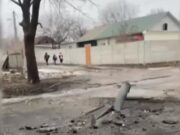 Imagini din orașul Harkov, bombardat toată noaptea. Un cartier întreg a fost lovit, rămășița unei rachete a rămas înfiptă în asfalt