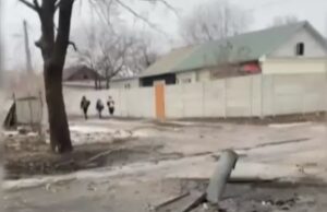 Imagini din orașul Harkov, bombardat toată noaptea. Un cartier întreg a fost lovit, rămășița unei rachete a rămas înfiptă în asfalt