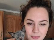 Tânăra din imagine a avut o surpriză enormă când a aflat că pisica ei nu este… pisică. Ce vietate a crescut atâta timp în casă –»