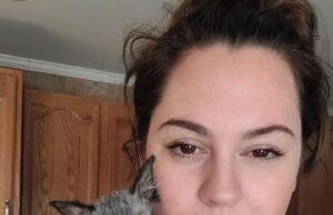 Tânăra din imagine a avut o surpriză enormă când a aflat că pisica ei nu este… pisică. Ce vietate a crescut atâta timp în casă –»