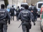 Un român a vrut să își ucidă soția, după ce ea i-a cerut divorțul, în Germania. Bărbatul a intrat cu mașina într-un copac