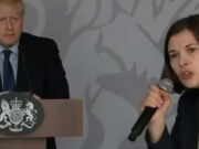 Boris Johnson, certat public de o jurnalistă ucraineană în lacrimi: Membrii familiei mele plâng, nu mai au unde să fugă