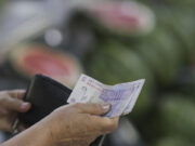 Studiu: Copleșiți de scumpiri, românii și doresc măcar 1.000 de lei în plus la salariu. ”Este o radiografie a sărăciei”