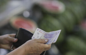 Studiu: Copleșiți de scumpiri, românii și doresc măcar 1.000 de lei în plus la salariu. ”Este o radiografie a sărăciei”