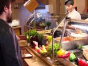 Întâmplarea care a uimit o lume întreaga Vineri, ora 13:00, în centrul vechi din Constanța, la un fast-food din zonă, stătea la coadă un preot. Îmbrăcat în reverendă, aștepta să îi vină rândul să comande. Era zi de post. Ce s-a petrecut cu toți cei dinăuntru te lasă înmărmurit – >>