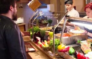 Întâmplarea care a uimit o lume întreaga Vineri, ora 13:00, în centrul vechi din Constanța, la un fast-food din zonă, stătea la coadă un preot. Îmbrăcat în reverendă, aștepta să îi vină rândul să comande. Era zi de post. Ce s-a petrecut cu toți cei dinăuntru te lasă înmărmurit – >>