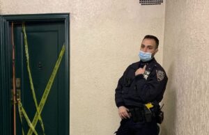 Scene de filme „cu proști” în Satu Mare! Un tânăr de 33 de ani s-a întors ieri mai devreme de la muncă și a auzit zgomote ciudate în apartament, motiv pentru care a sunat speriat la 112, spunând că are un hoț în casă. Imediat, la fața locului s-au deplasat 3 echipaje. Când au ajuns însă în apartament, polițiștii s-au prăpădit de râs.Cine era, de fapt, „hoțul” –>