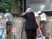 O femeie săracă din Caras Severin a găsit o haină aruncată la gunoi. A probat-o şi îi venea bine, aşa că a luat-o acasă. Când a băgat mâna în buzunar, aceasta a crezut că nu vede bine. Viaţa i s-a schimbat complet din acel moment