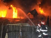 O femeie din Botoșani și-a dat foc la casă după ce s-a certat cu fiul ei. Cum a reușit tânărul s-o umple de furie