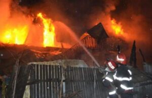 O femeie din Botoșani și-a dat foc la casă după ce s-a certat cu fiul ei. Cum a reușit tânărul s-o umple de furie