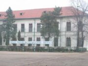 Un elev din Craiova s-a aruncat de la etaj în timpul pauzei, după ce a luat 4 la biologie. Ce mesaj i-a dat profesoarei