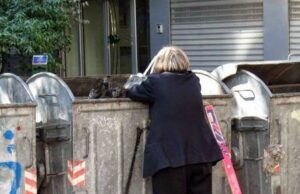 O femeie săracă din Caras Severin a găsit o haină aruncată la gunoi. A probat-o şi îi venea bine, aşa că a luat-o acasă.