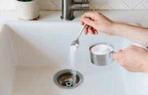 Cum poți scăpa de mirosul urât de canalizare fără ajutorul specialiștilor