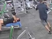 Imagini șocante surprinse într-o sală de forță. Un tânăr i-a dat altuia cu un disc de 20 kg în cap, spunând că a fost un accident /